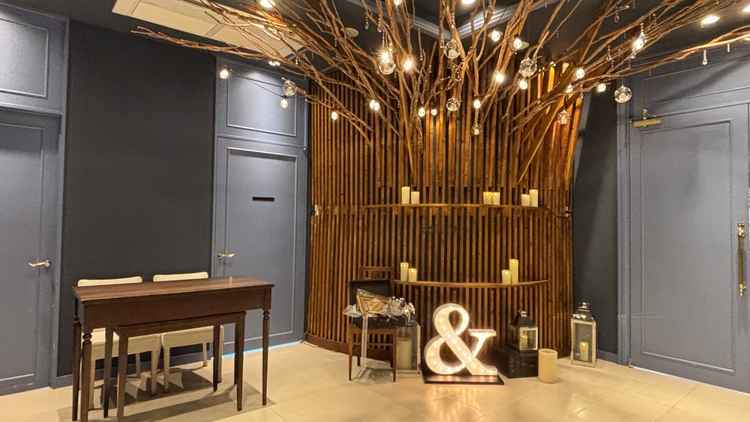 披露宴会場の手前の前室。二人だけの飾りつけができて、二人の「らしさ」が出せる無二の空間でした。