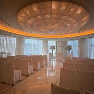 自然光が入るため明るく白基調のチャペル。水面をイメージしているそう。