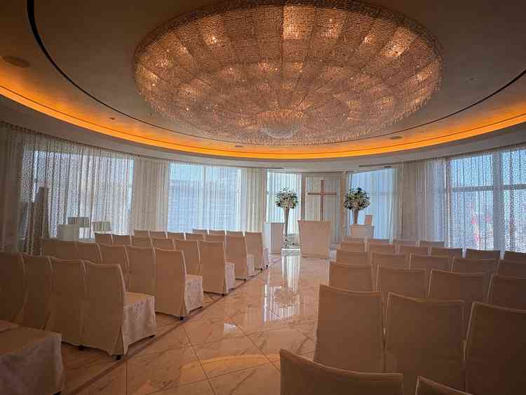 自然光が入るため明るく白基調のチャペル。水面をイメージしているそう。