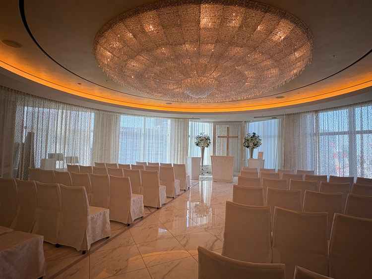 自然光が入るため明るく白基調のチャペル。水面をイメージしているそう。