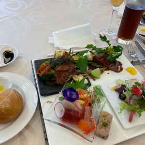 お肉料理が美味しかったです。幅広い年代が参列者にいるため、和洋をゲストが選べる点が素敵でした。