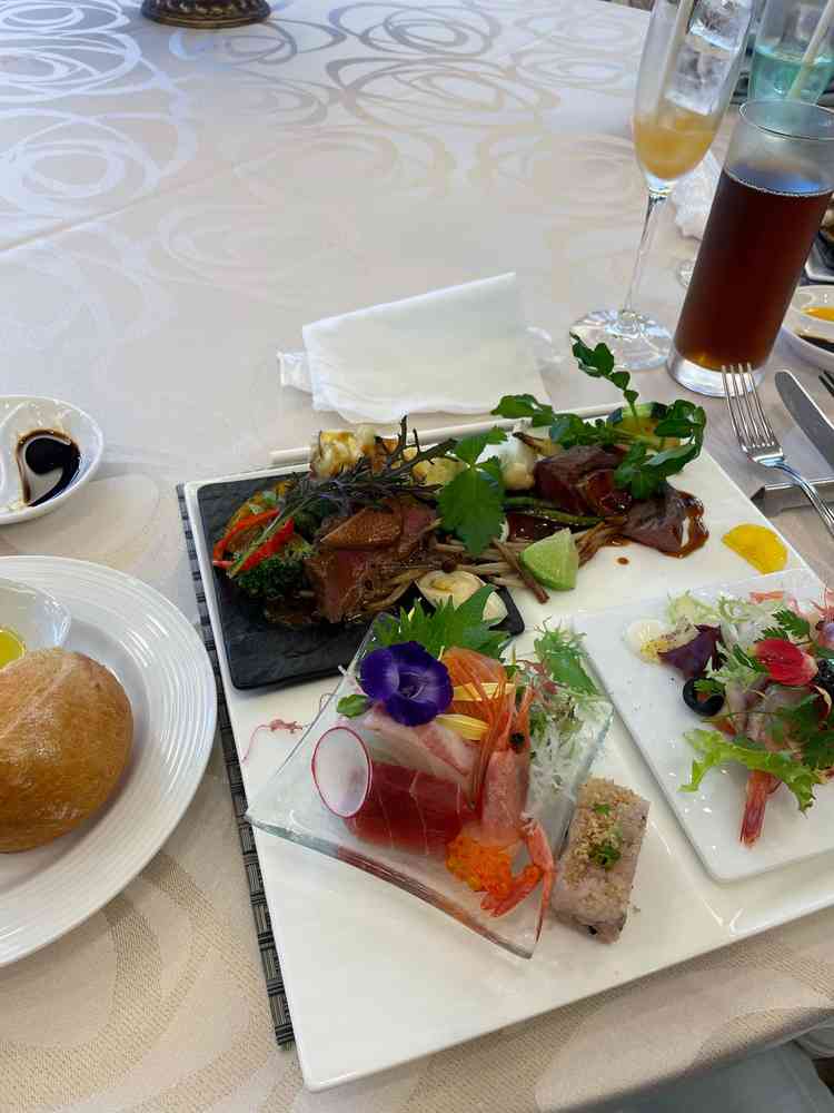 お肉料理が美味しかったです。幅広い年代が参列者にいるため、和洋をゲストが選べる点が素敵でした。