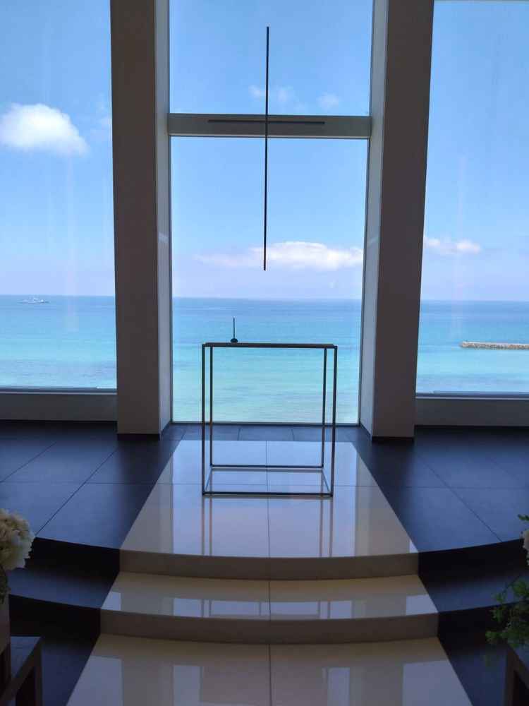 チャペルの会場の中の様子 扉を開けて圧巻するような海と景色で実際に座って見てもどこに座っても海が綺麗