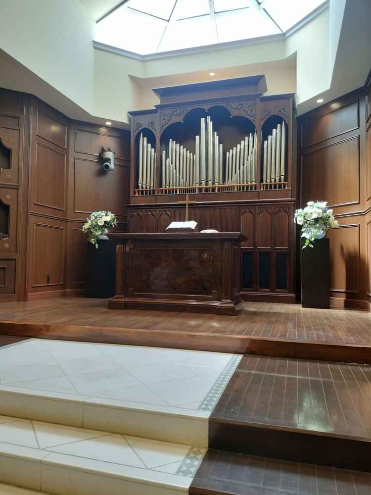 チャペルです。天気が良い日も悪い日も明るいという説明をいただきました。横の幅も広く広々としていた。