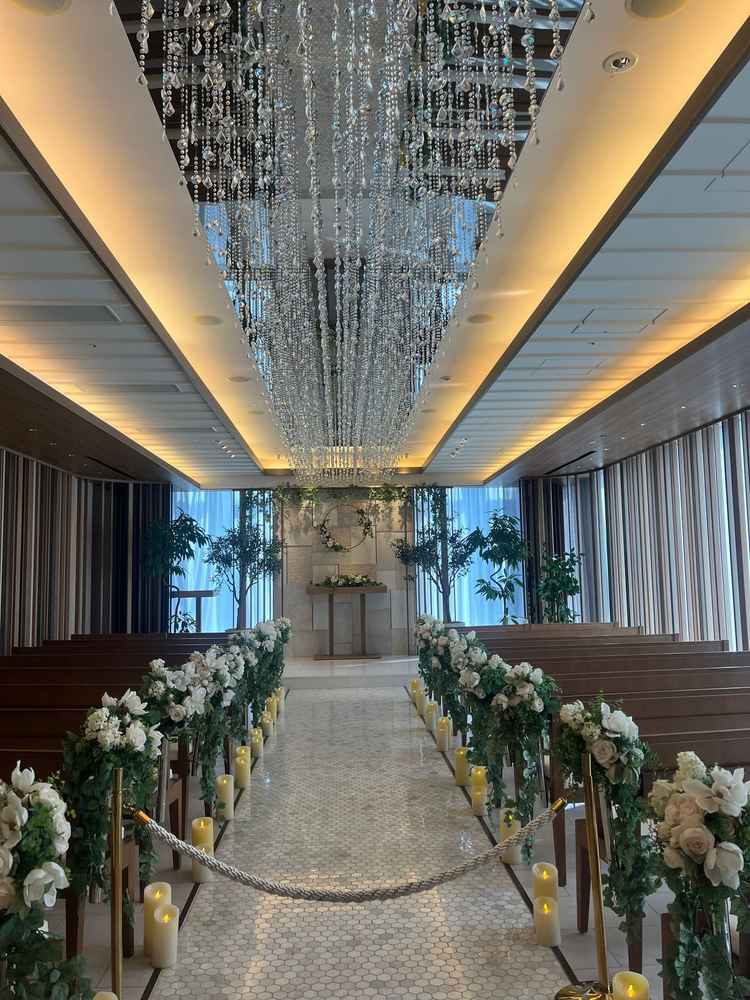 チャペルは、木のぬくもりと天井のシャンデリアのバランスがよく素敵でした。