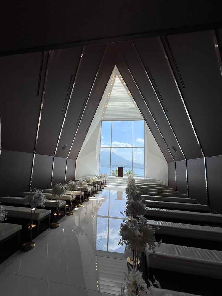 チャペルのセンスもよく、非常に落ち着いた作りになっている。