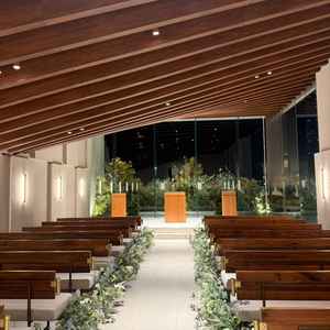 昼のチャペルしかイメージしていなかったが、夜は夜景が煌びやかで幻想的な雰囲気がとても素敵でした。