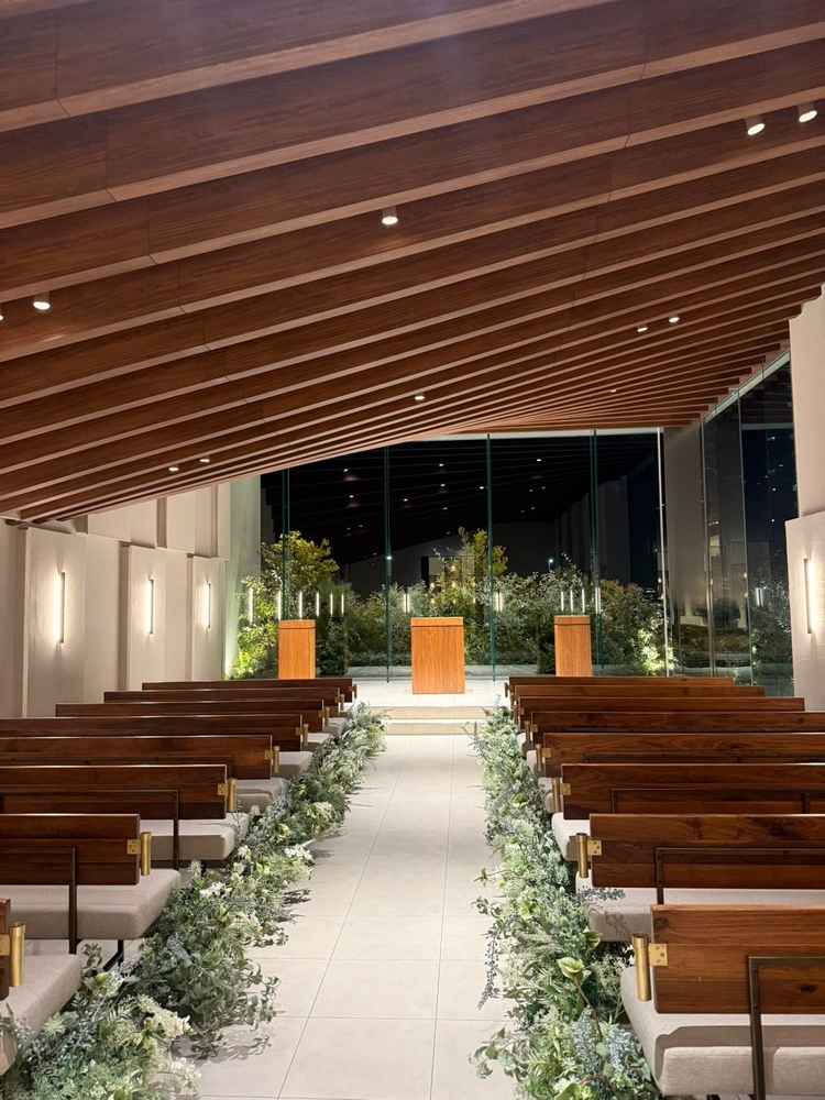 昼のチャペルしかイメージしていなかったが、夜は夜景が煌びやかで幻想的な雰囲気がとても素敵でした。