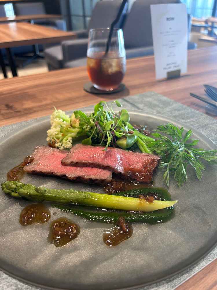三河牛のローストをいただきました。付け合わせの野菜にこだわりがあり、新鮮かつ甘みが際立っていました。