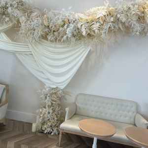 挙式後の歓談スペースが設けられており、美味しいドリンクや軽食を頂くことができました。