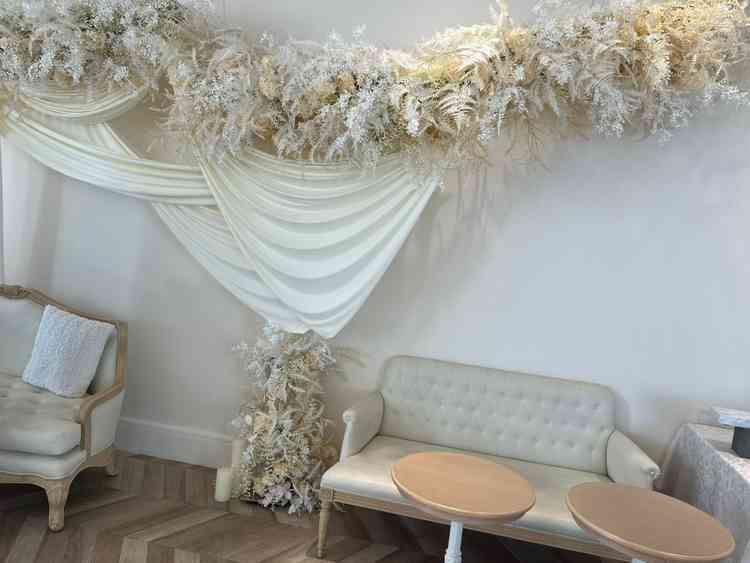 挙式後の歓談スペースが設けられており、美味しいドリンクや軽食を頂くことができました。