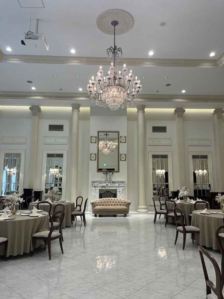 披露宴会場。おおよそ100名規模