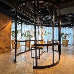 披露宴会場前の広場。デザイナーさんが手がけた空間で、写真を飾るだけでおしゃれになりそう。