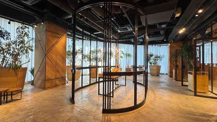 披露宴会場前の広場。デザイナーさんが手がけた空間で、写真を飾るだけでおしゃれになりそう。