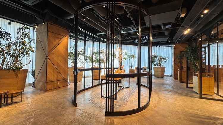 披露宴会場前の広場。デザイナーさんが手がけた空間で、写真を飾るだけでおしゃれになりそう。