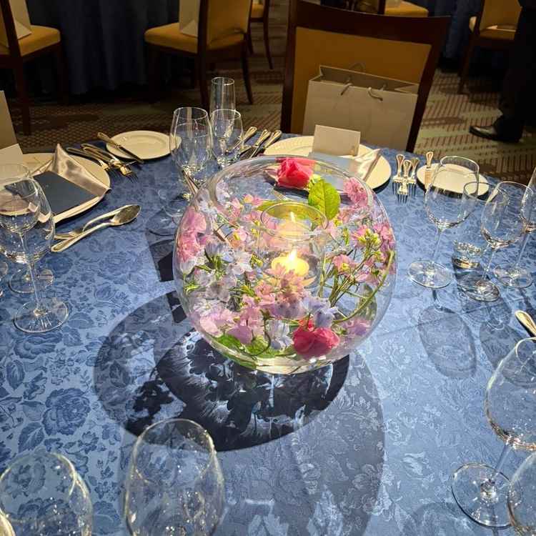 披露宴会場の装飾が豪華でした。
