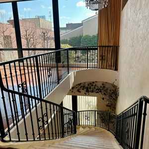 大きな窓から自然光が入り、開放感がありました。