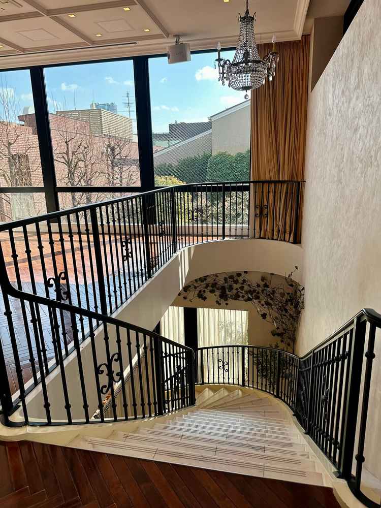 大きな窓から自然光が入り、開放感がありました。