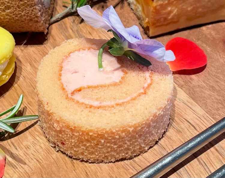 いちごのロールケーキ