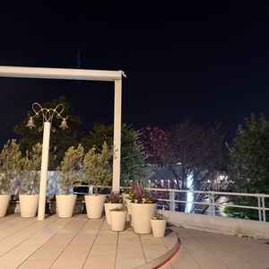 チャペルから出たところのお庭部分です。フラワーシャワーを行うことができるそうです。