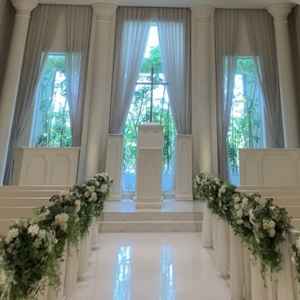 バージンロードの距離が長すぎず丁度良く、見た目も洗練されてる感じがする。