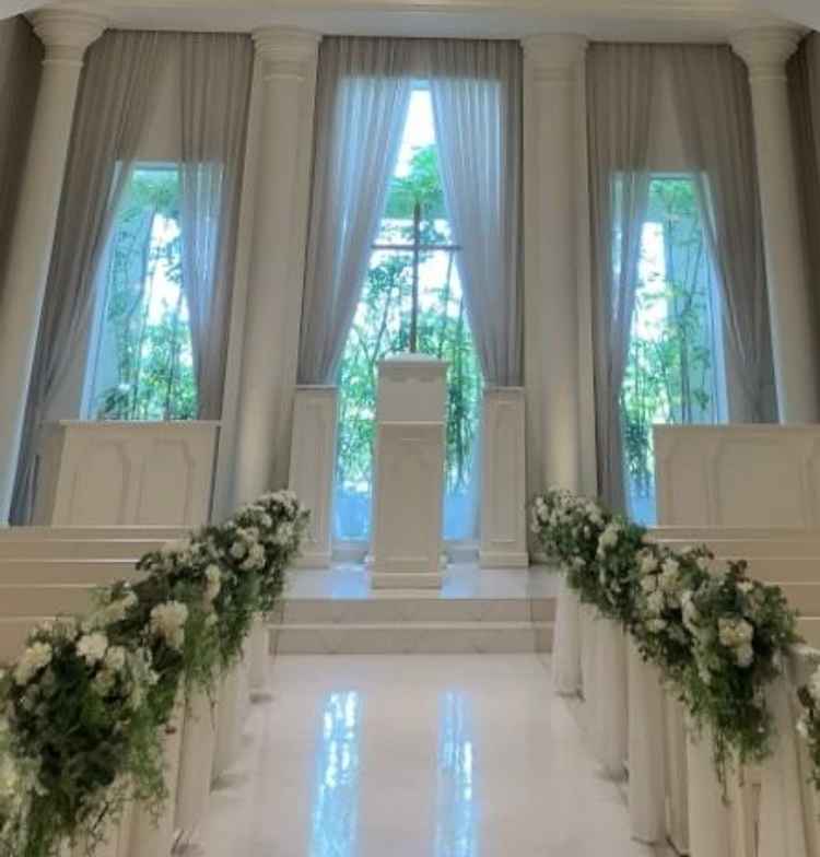 バージンロードの距離が長すぎず丁度良く、見た目も洗練されてる感じがする。