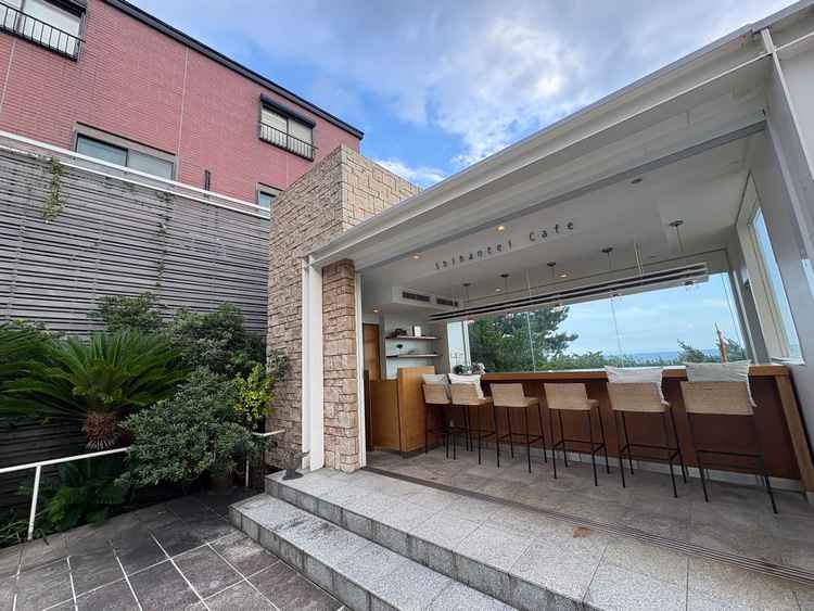 屋外の挙式会場に併設されているカフェ