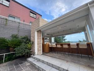屋外の挙式会場に併設されているカフェ