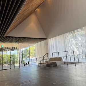 入った瞬間に落ち着きのあるミライエ入り口。光が入って開放感があった。