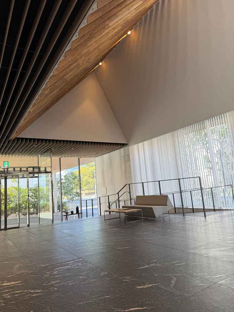 入った瞬間に落ち着きのあるミライエ入り口。光が入って開放感があった。