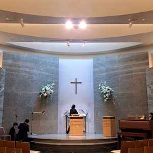 挙式会場。大理石の床にドレスが綺麗に映えそう。天窓からの自然光もあり、写真より明るい印象。