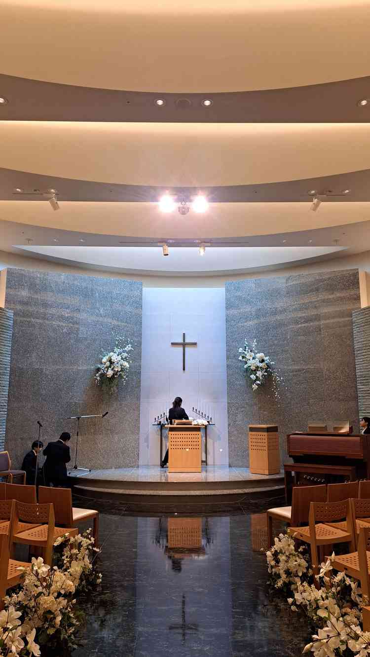 挙式会場。大理石の床にドレスが綺麗に映えそう。天窓からの自然光もあり、写真より明るい印象。