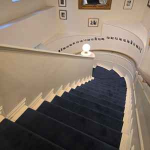 一階エントランスから2階に昇る階段