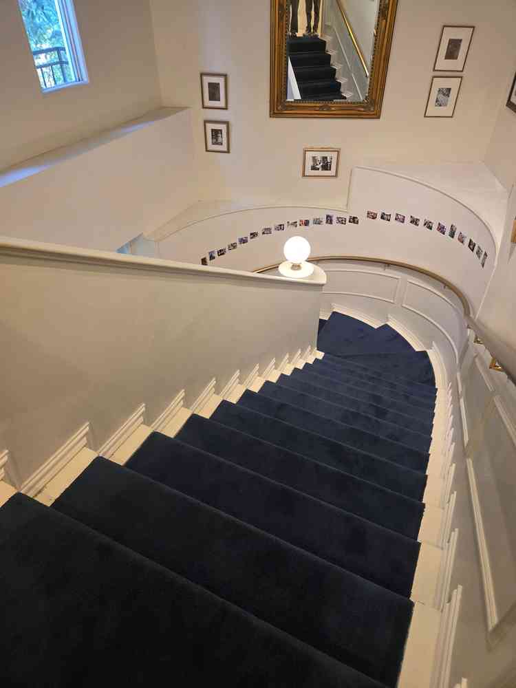 一階エントランスから2階に昇る階段