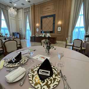 開放感がある豪華な会場で、素敵なテーブルセットで食事ができます。