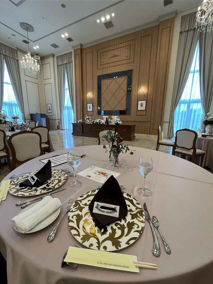 開放感がある豪華な会場で、素敵なテーブルセットで食事ができます。