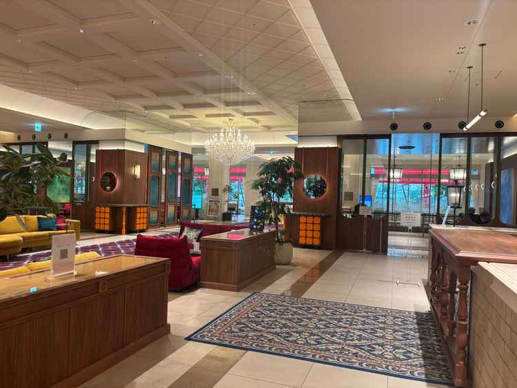 改修されたばかりのエントランスで、色々な色が使用されていて披露宴会場とはまた違う雰囲気を感じれました