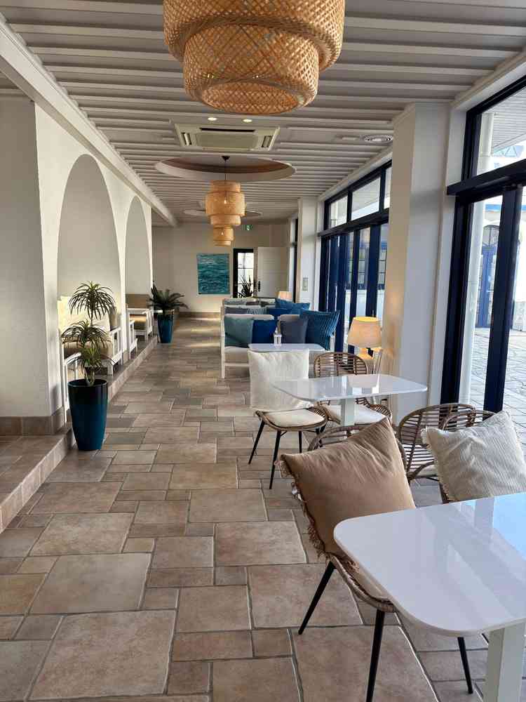 待合空間はリゾートがテーマ