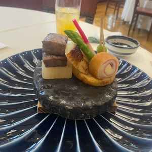お試食でいただいたお肉とお魚のメインプレート。一つ一つの食材の下処理にこだわりを感じました！
