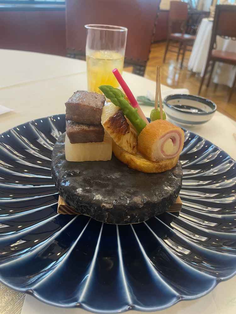 お試食でいただいたお肉とお魚のメインプレート。一つ一つの食材の下処理にこだわりを感じました！