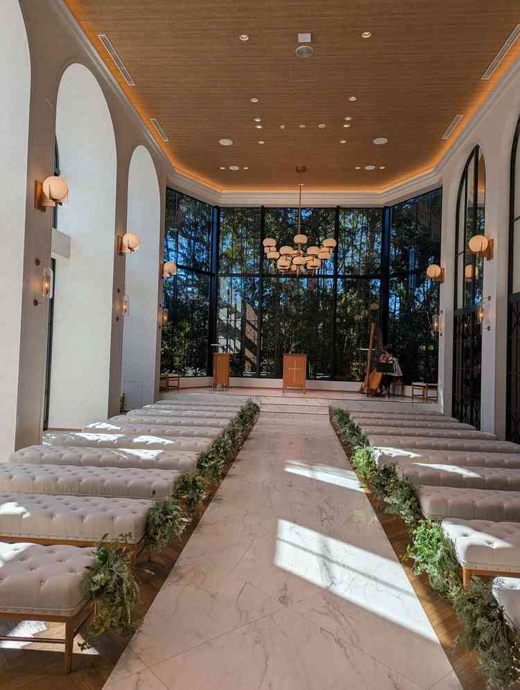 チャペルはヴァージンロードが長く、やはり自然光の差し込み方が素敵