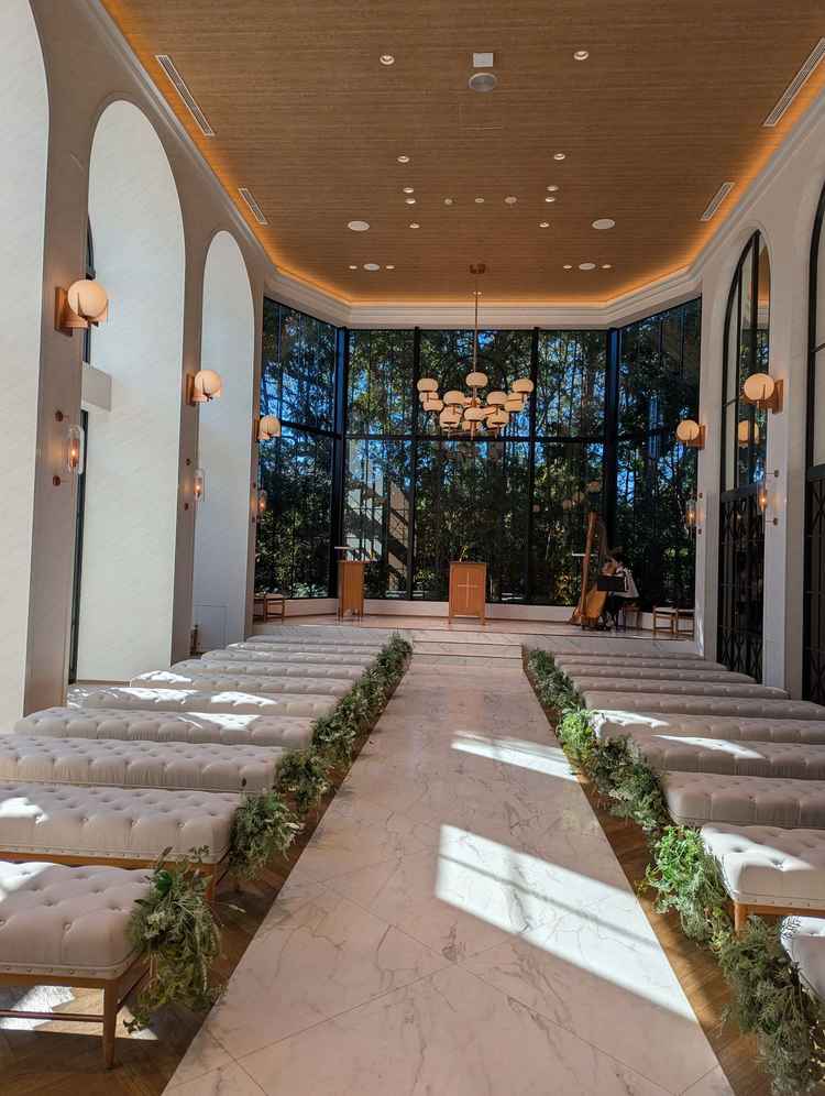 チャペルはヴァージンロードが長く、やはり自然光の差し込み方が素敵