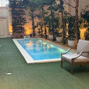 披露宴会場の庭。プールやライトがあり、開放的な雰囲気で落ち着くこともできる。