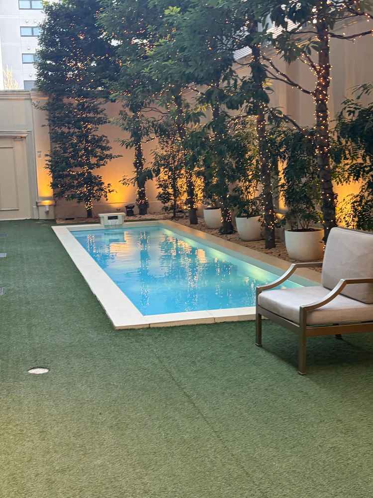 披露宴会場の庭。プールやライトがあり、開放的な雰囲気で落ち着くこともできる。