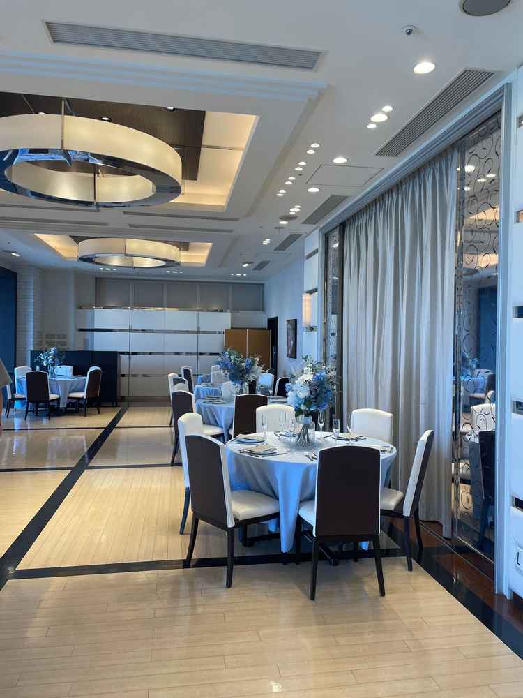 白を基調としたパーティ会場。結婚式！という雰囲気で素敵でした。