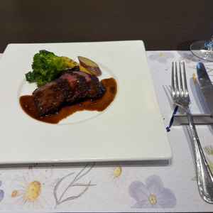 試食料理。ラベンダーのソースがかかった牛肉。柔らかくおいしかったです。