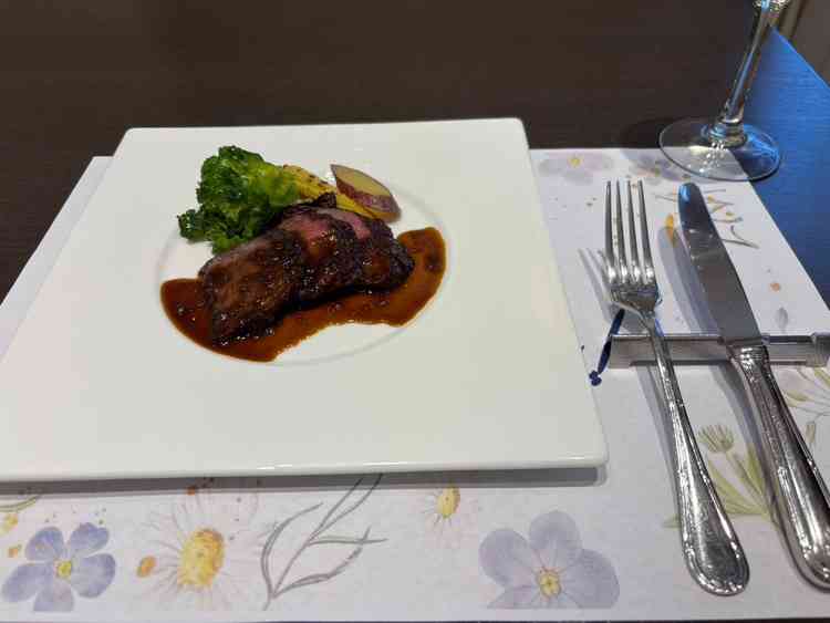 試食料理。ラベンダーのソースがかかった牛肉。柔らかくおいしかったです。