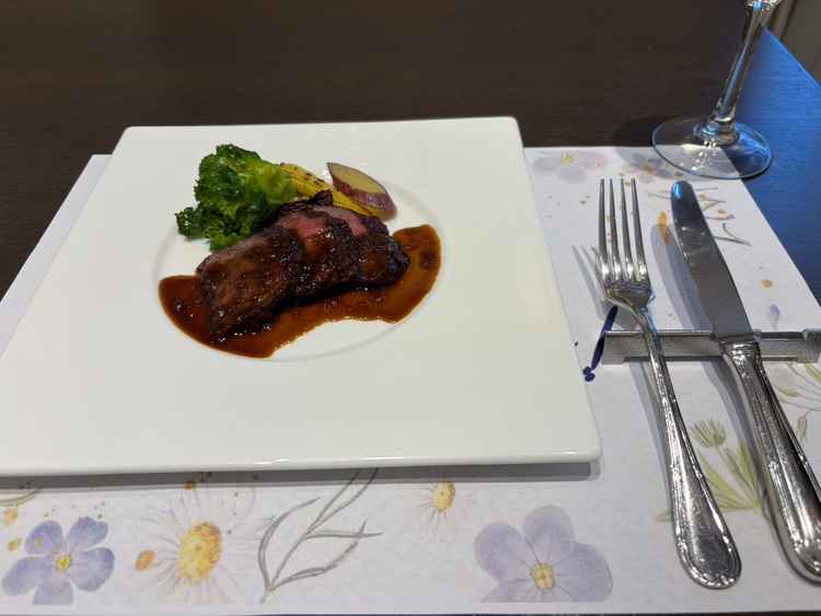 試食料理。ラベンダーのソースがかかった牛肉。柔らかくおいしかったです。