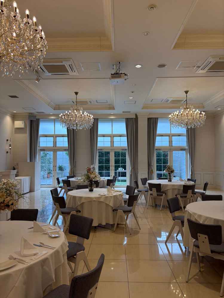 明るい雰囲気の披露宴会場