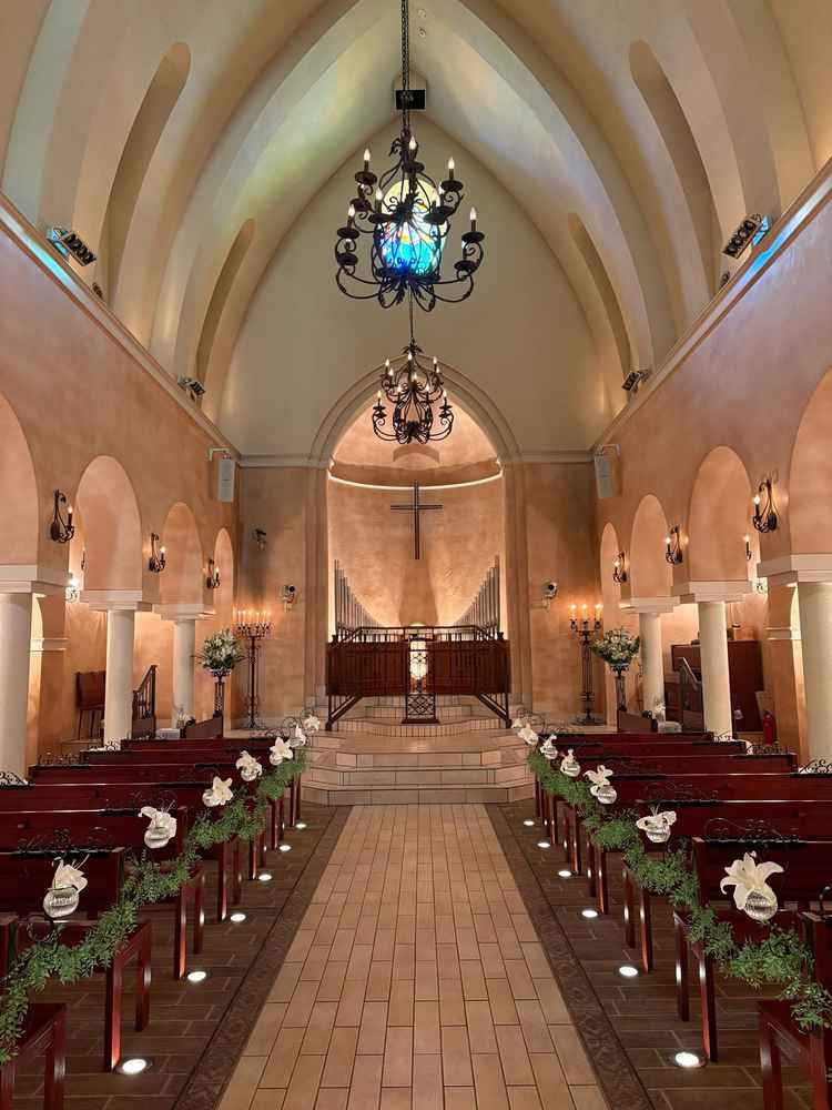 ベージュの壁にライトアップされたチャペルはとても素敵で写真映えしそうだなと思いました。